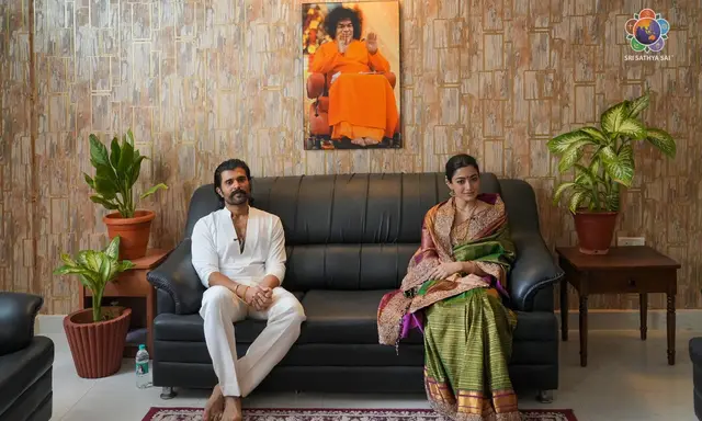 ఉదయం తిరుమల.. మధ్యాహ్నం సత్యసాయి నిలయం.. డివోషనల్ మోడ్లో రణబాలి జంట!