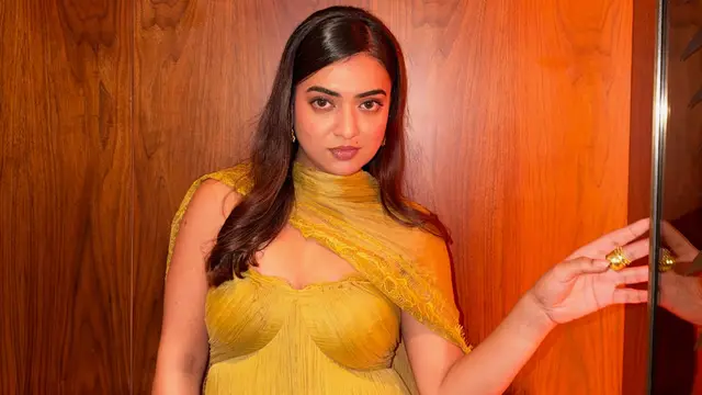 Heroine Goes Glam, Netizens Talking About Divorce!