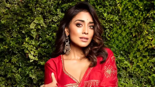 Shriya Saran’s Fake HOT Pics: AI Makes Your B**bs Bigger