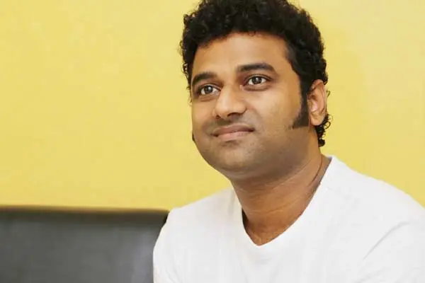 దేవిశ్రీని ఓదారుస్తున్న మైత్రీ